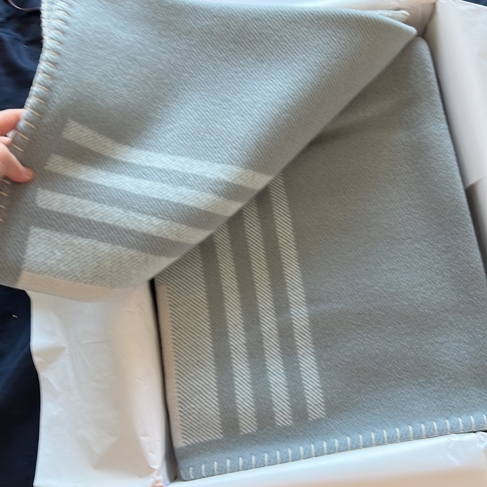 - Brand new hermes blanket in gray ithaque - Picture 2 of 8